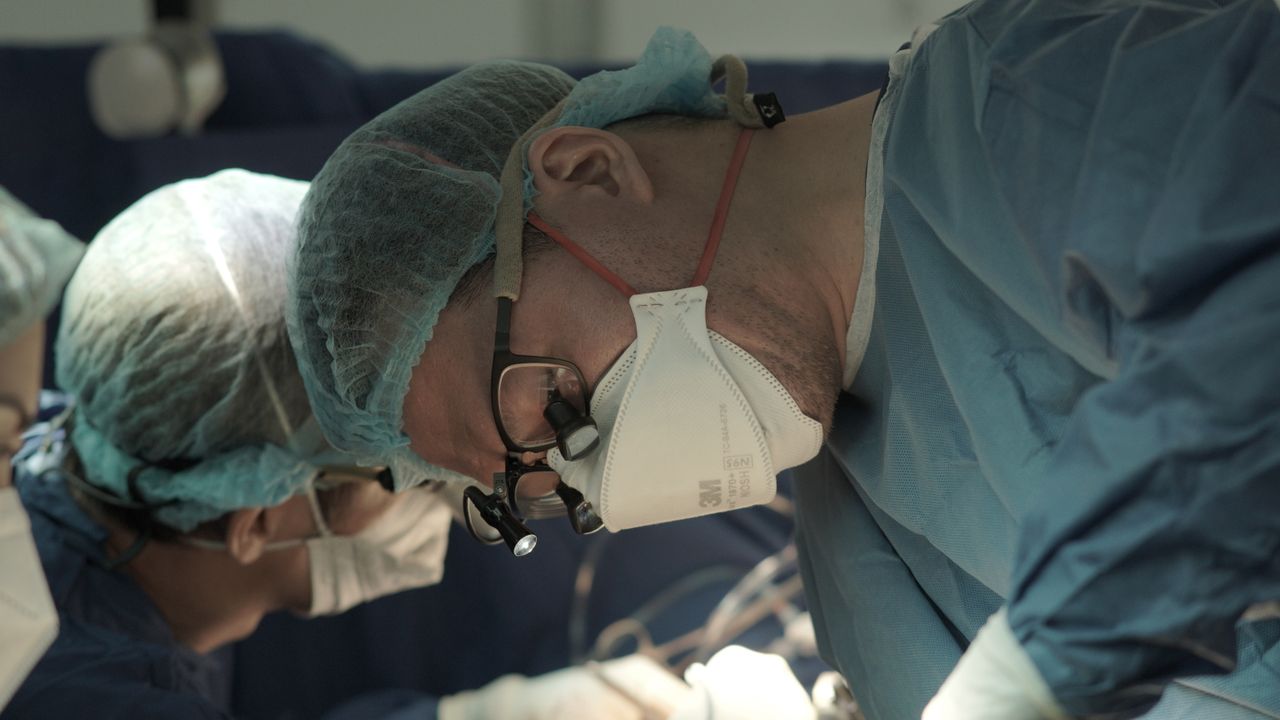 Cataract surgeon in Pretoria consulting with a patient